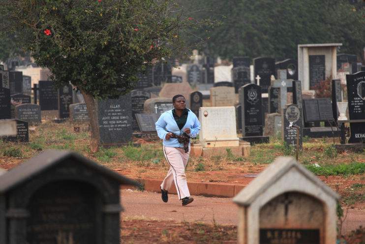 Image d'illustration pour: 2 men take turns to have lula lula with a girl on a grave at Mbudzi cemetery while her boyfriend watches... 13-year-old wife number 4 dies while giving birth