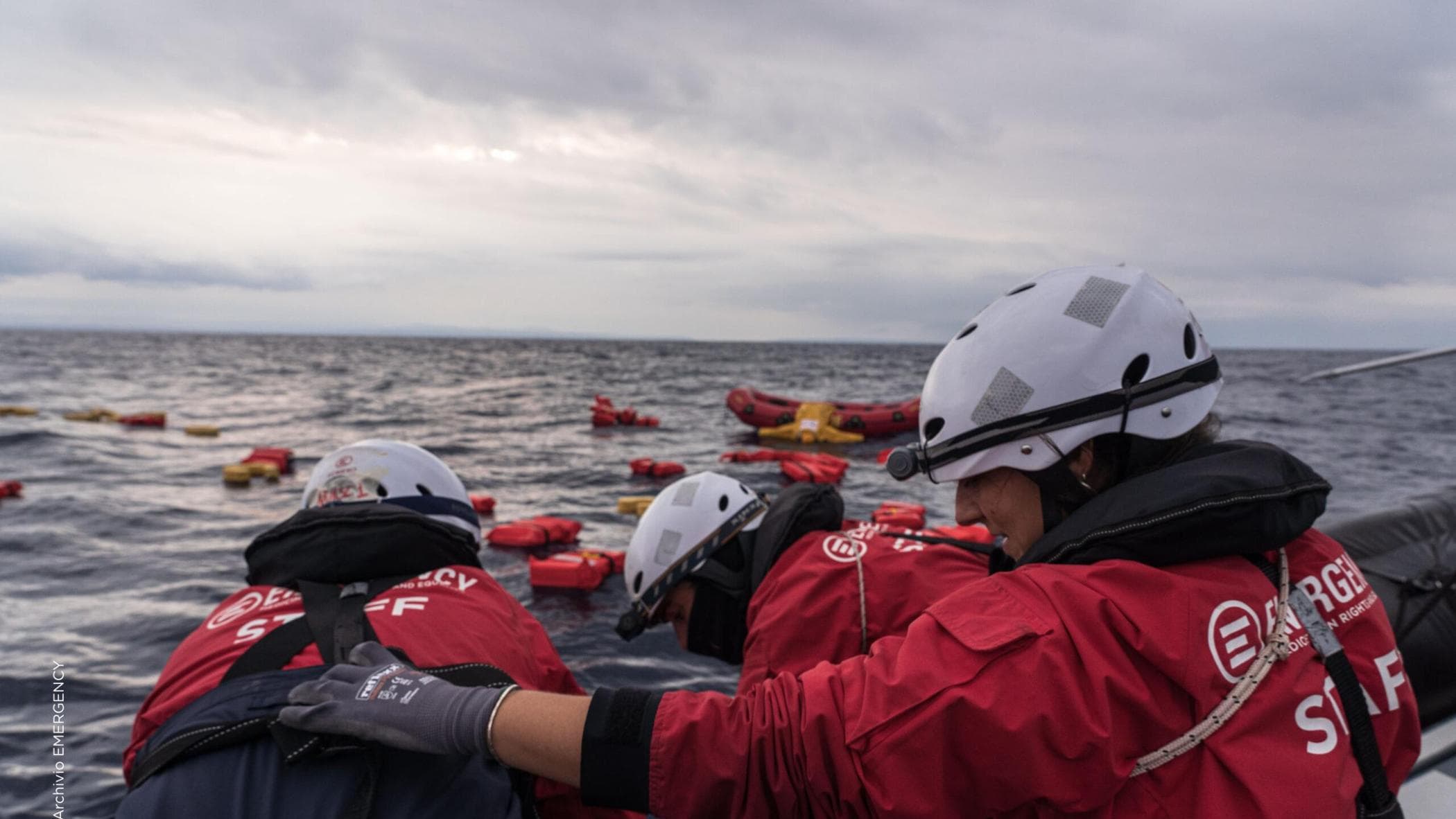 Image d'illustration pour: Immigrati, salvati 31 naufraghi con una donna incinta a largo della Libia dalla nave di Emergency