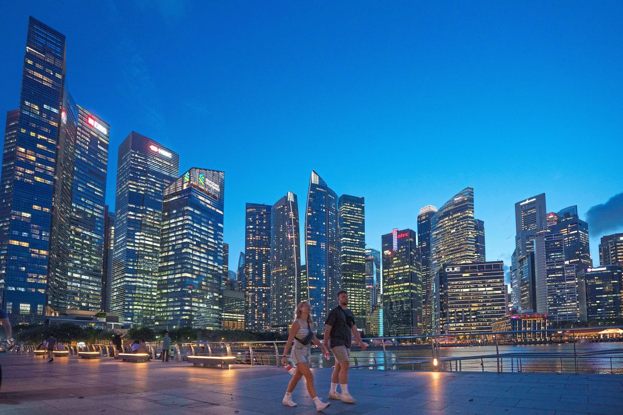 Image d'illustration pour: Singapore bank DBS keeps 2025 outlook, UOB trims expectations after mixed Q2 results