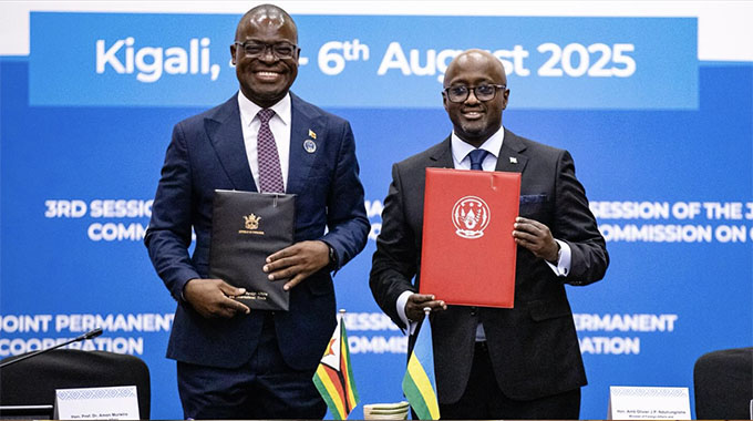 Image d'illustration pour: Zim, Rwanda sign 5 agreements