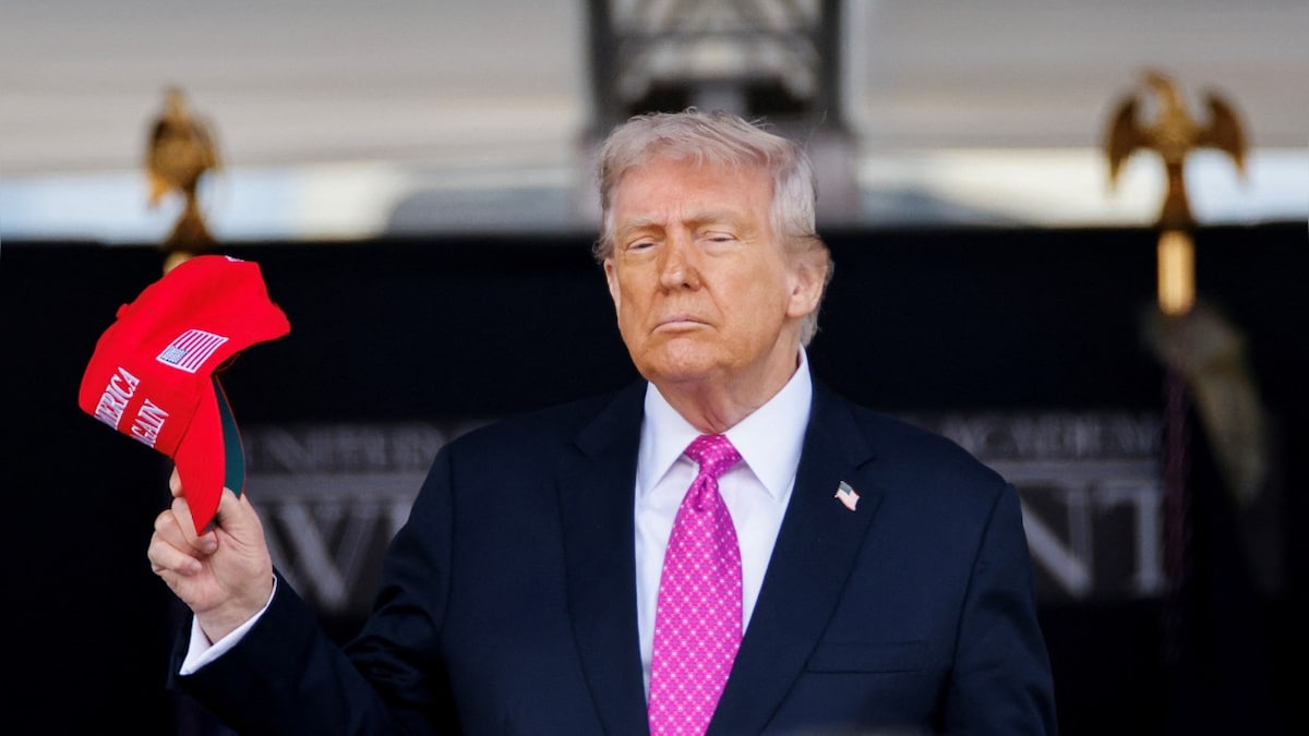 Image d'illustration pour: Irony just died, many times, in Trump's 25% tariff penalty on India