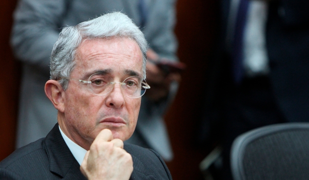 Image d'illustration pour: Colombia: Álvaro Uribe comenzó detención domiciliaria - La Voce d'Italia
