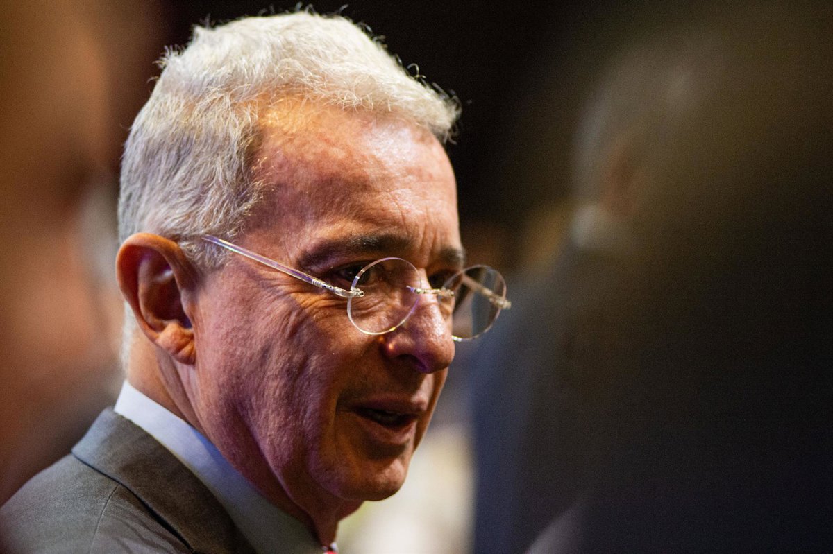 Image d'illustration pour: Uribe se presenta en juzgado para formalizar su arresto domiciliario...