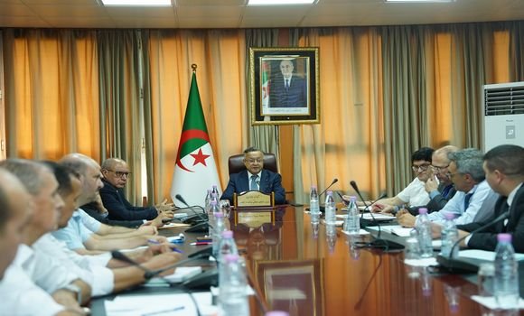 Image d'illustration pour: الدخول الجامعي 2026/2025: بداري يترأس اجتماعا يخص تحسين خدمة النقل الجامعي
