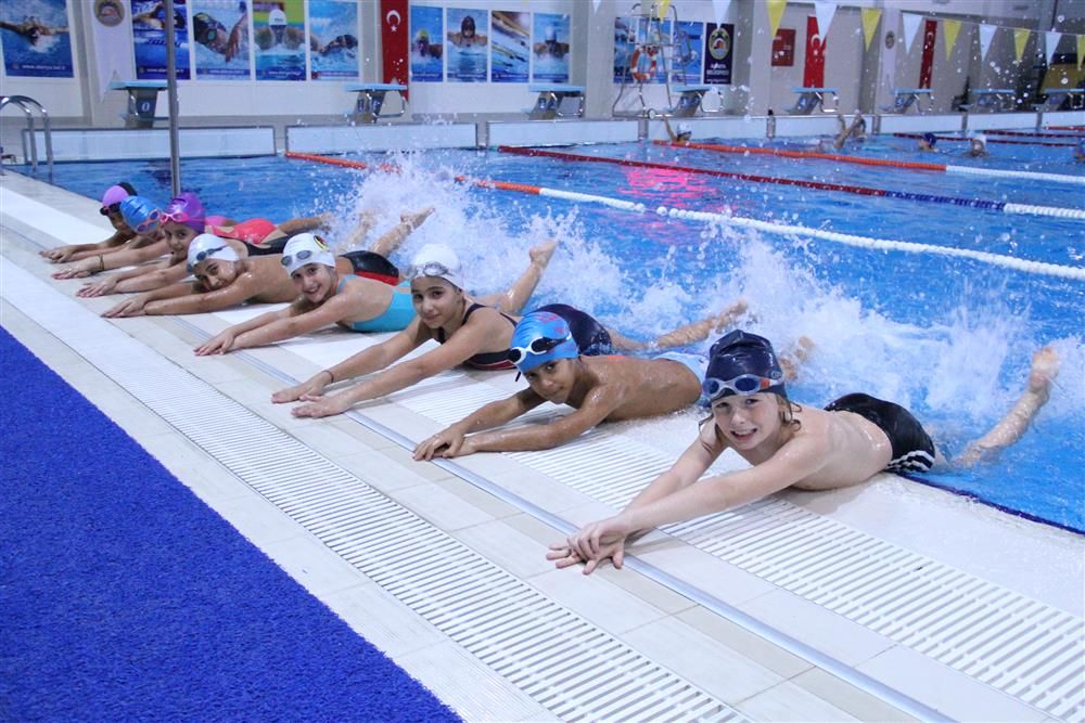 Image d'illustration pour: Alanya'da yüzme havuzunda fiyat ayrımı tepkilere yol açtı