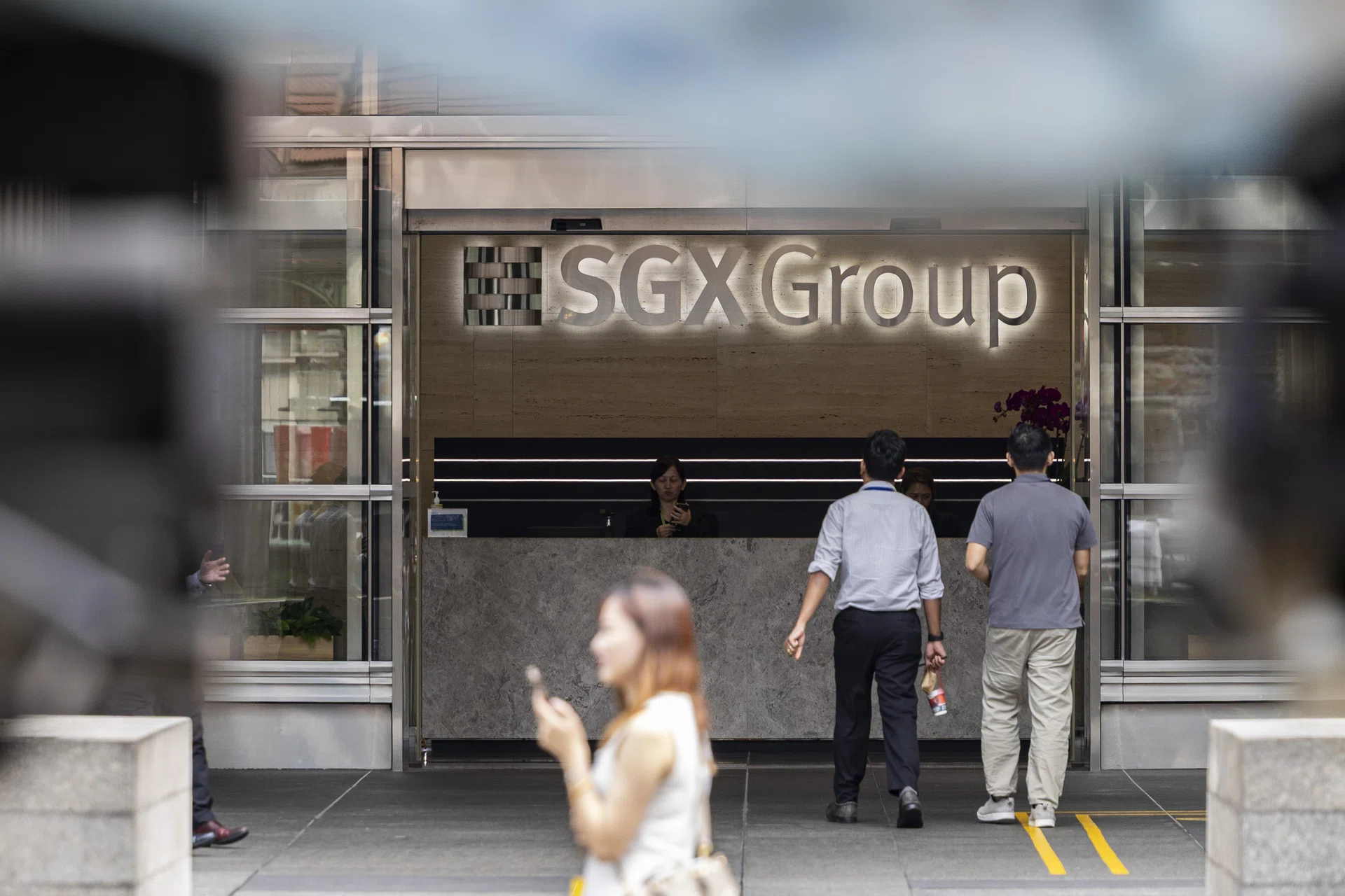 Image d'illustration pour: SGX H2 net profit dips 2.6% to S$308 million