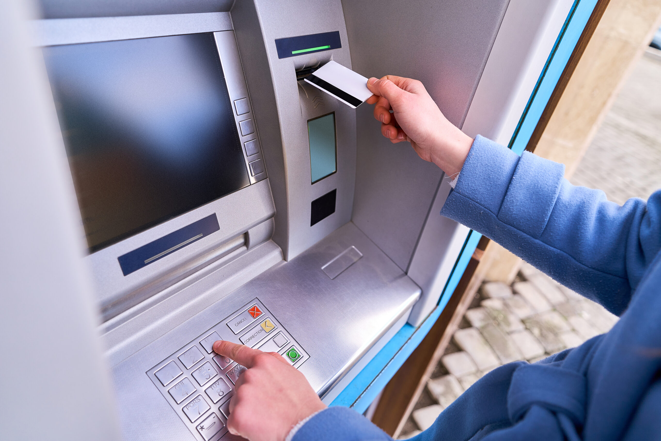 Image d'illustration pour: Tem este instinto quando vai ao Multibanco? Saiba como pode estar a permitir que outras pessoas acedam à sua conta sem se aperceber