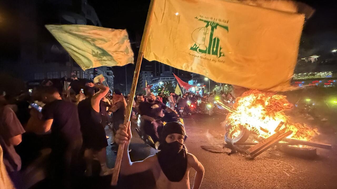 Image d'illustration pour: خبر وتحليل - لبنان: انسحاب الوزراء الشيعة من اجتماع نزع سلاح حزب الله ينذر بأزمة سياسية في البلاد