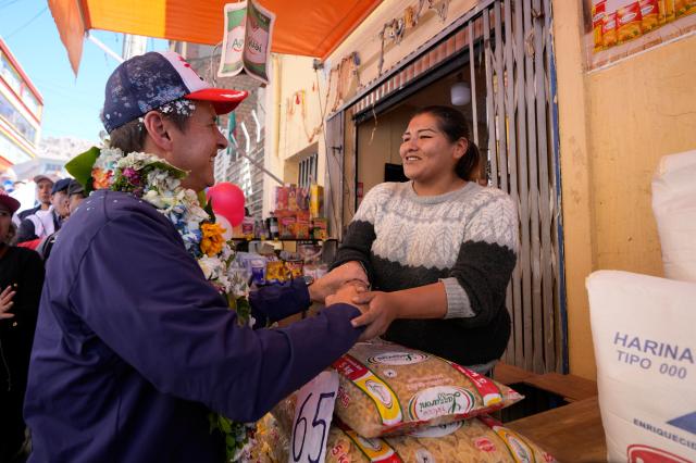 Image d'illustration pour: Quiroga promete un cambio radical y dejar atrás la crisis si gana comicios presidenciales en Bolivia