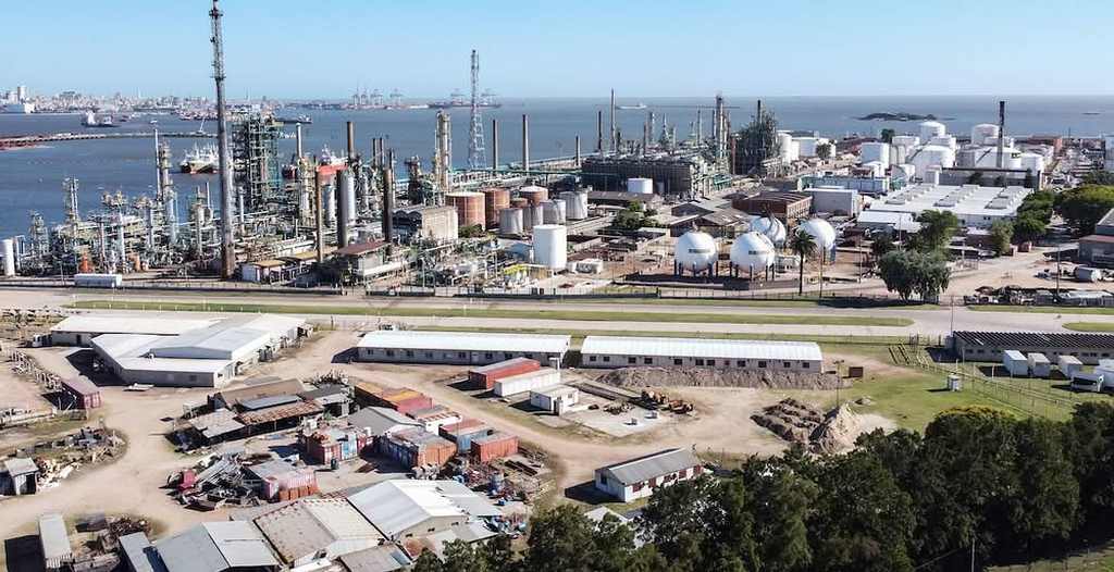 Image d'illustration pour: Sindicato uruguayo ocupa refinería de La Teja