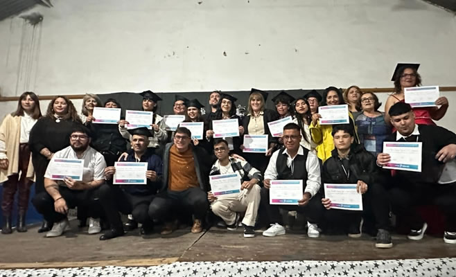 Image d'illustration pour: Emotivo acto de egresados del primer cuatrimestre del Plan Fines