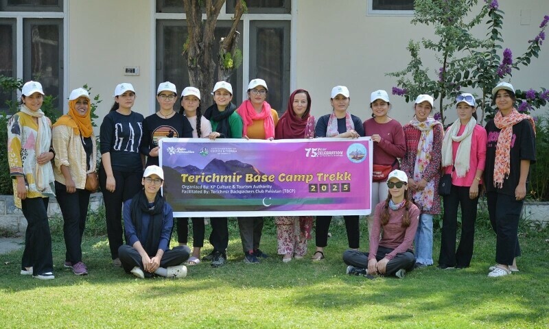 Image d'illustration pour: Women trekkers start hike to Terich Mir base camp