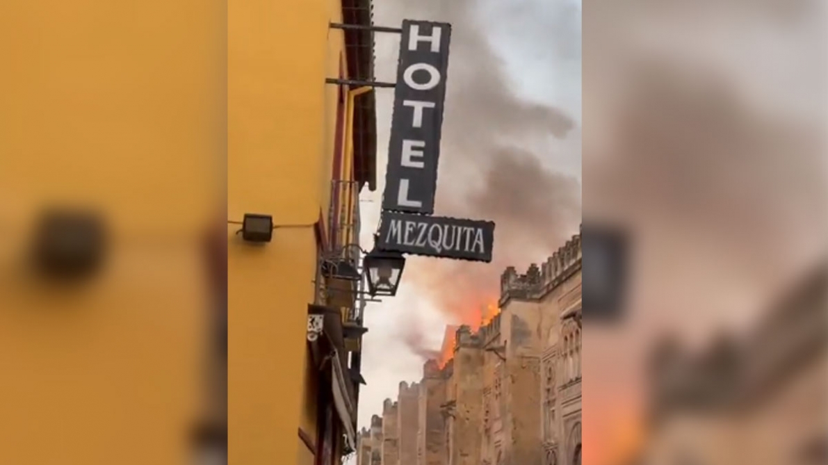 Image d'illustration pour: Espagne : la mosquée-cathédrale de Cordoue " est sauvée ", l'incendie est " éteint "