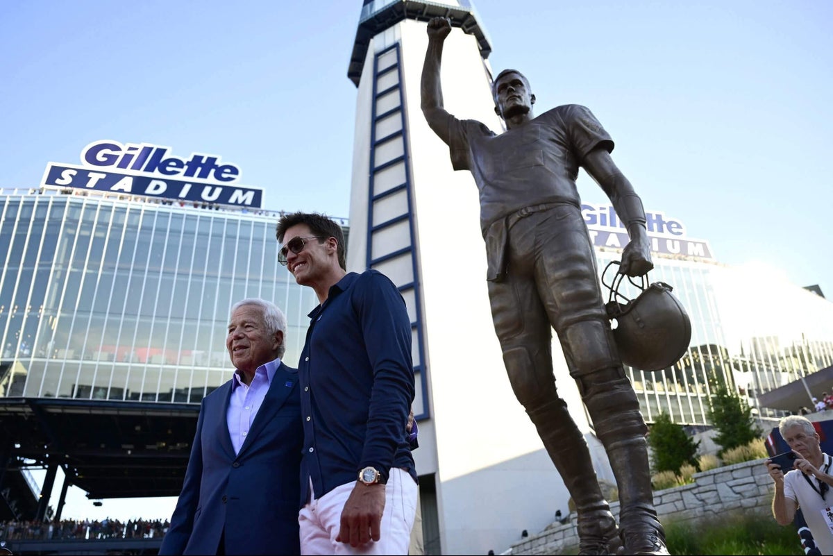 Image d'illustration pour: Tom Brady roasts Jets fans during Patriots statue ceremony