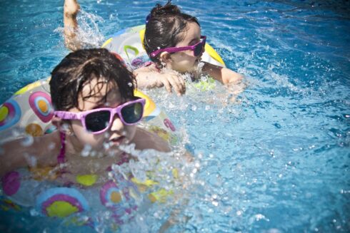 Image d'illustration pour: Zomers weer op komst: hier kun je veilig zwemmen in de buurt van de stad