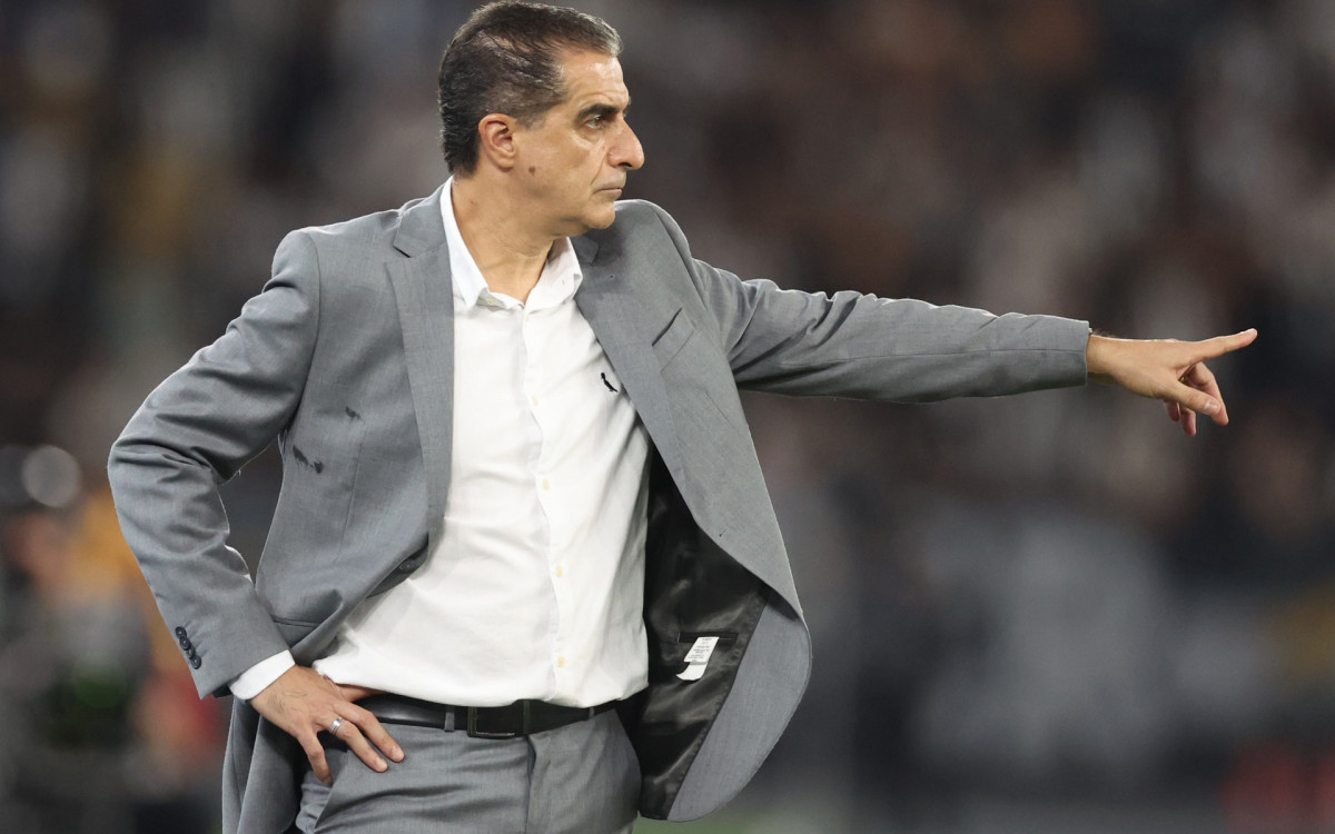 Image d'illustration pour: Duelo com o Fortaleza marcará reencontro entre Botafogo e Renato Paiva