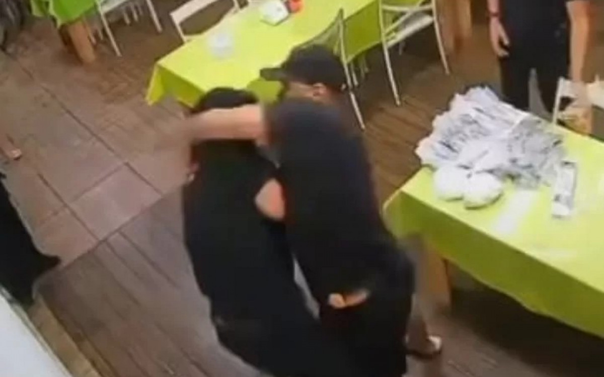 Image d'illustration pour: Garçom denuncia agressão física e ataques homofóbicos em pizzaria de Araruama; caso está sob investigação | Araruama | O Dia