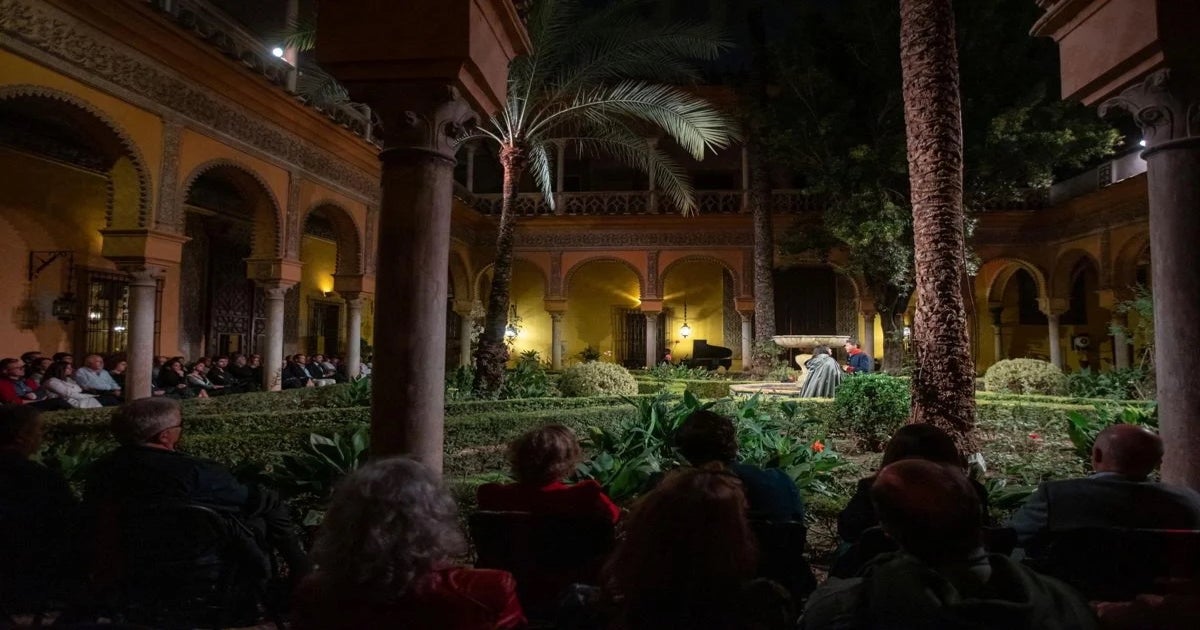 Image d'illustration pour: Visitas nocturnas al Palacio de Dueñas: descubre los misterios del edificio sevillano a la luz de la luna