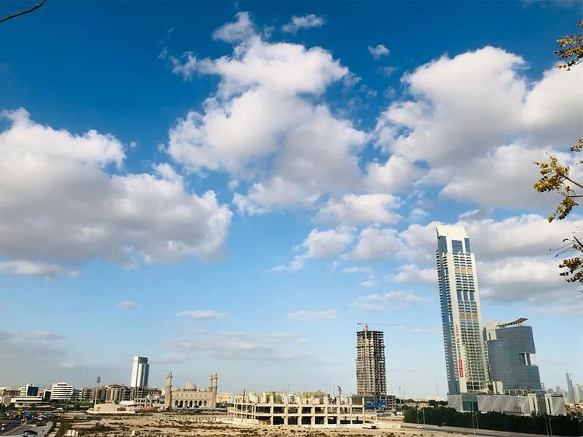 Image d'illustration pour: UAE weather forecast: Temperatures soar to 47°C with rain, dust expected today
