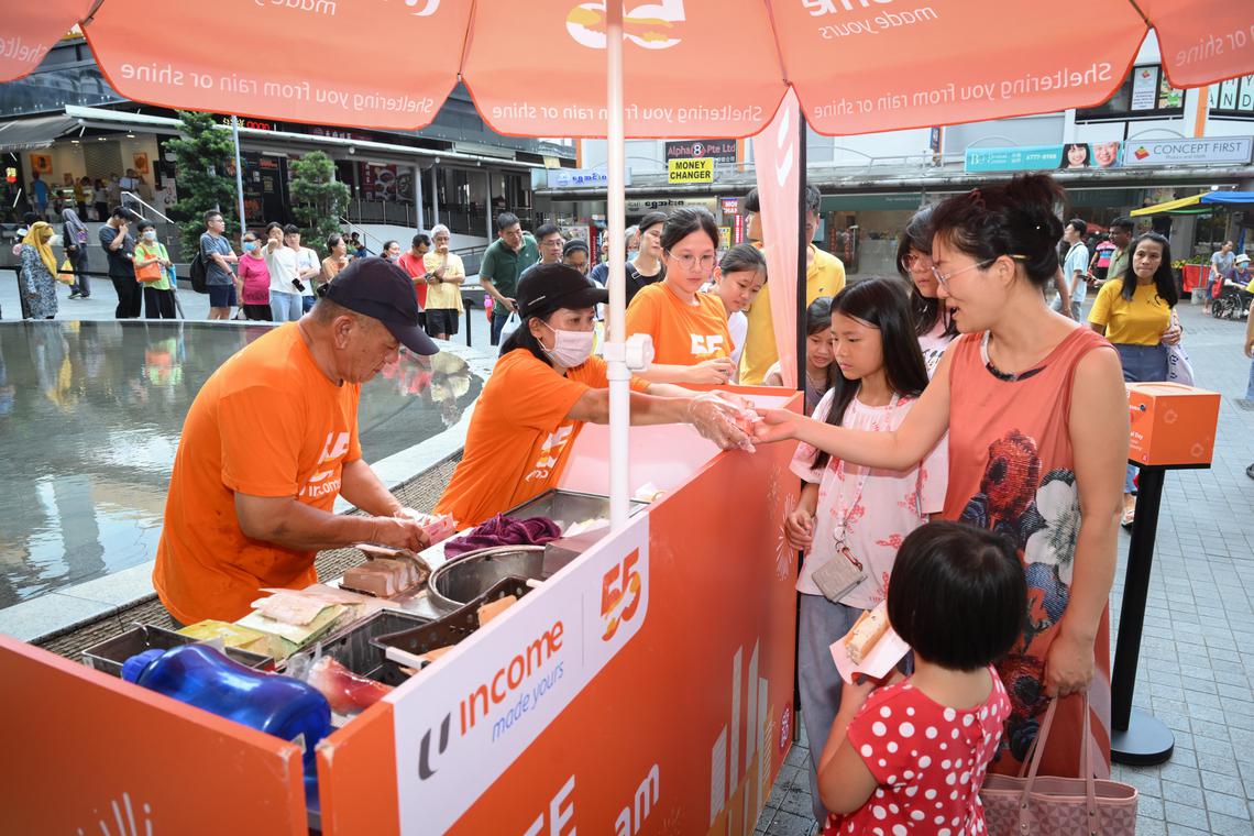 Image d'illustration pour: 65-year-old vendor shares joy with thousands of free ice creams