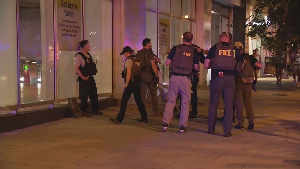 Image d'illustration pour: No injuries reported after teen fired at group in Navy Yard: Police