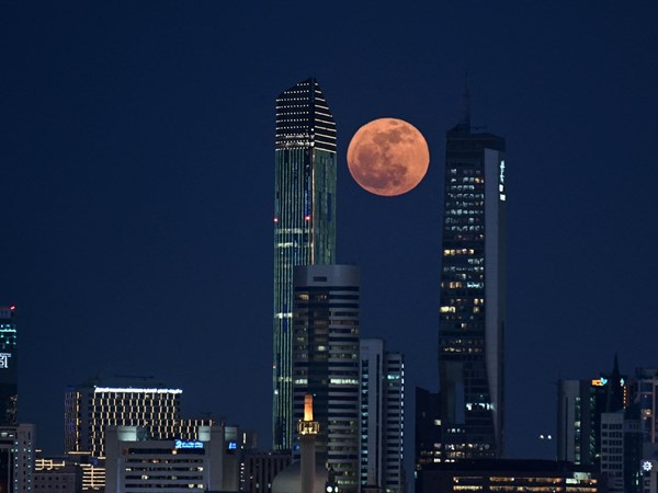 Image d'illustration pour: الكويت توقع عقوداً بقيمة 3.3 مليار دولار لتنفيذ مشروع محطة توليد طاقة