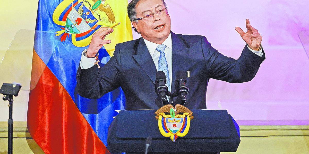Image d'illustration pour: Petro y Xiomara arropan a Maduro