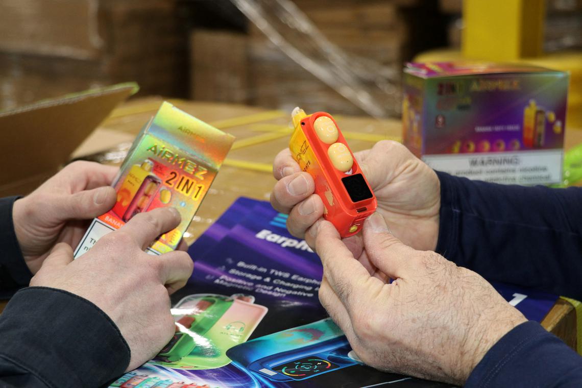 Image d'illustration pour: US Postal Service blocks shipping of illicit vapes in boost for Big Tobacco