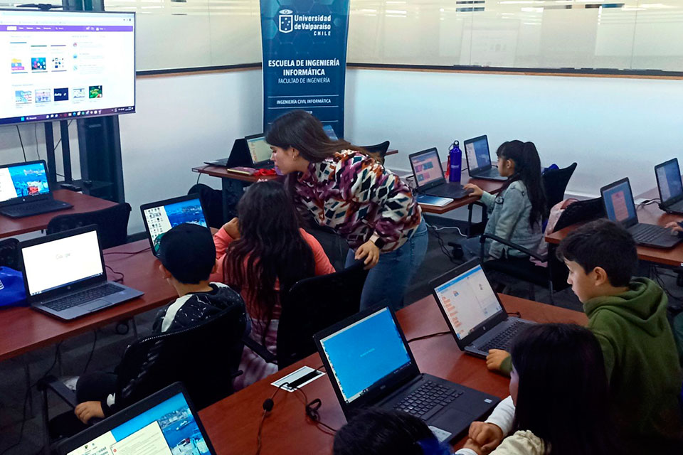 Image d'illustration pour: Cómo Chile está integrando la voz infantil en la gobernanza digital, por Latinoamérica21