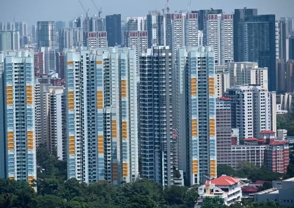 Image d'illustration pour: Earlier keys for singles? Singapore reviews public housing age limit and income cap in bid to meet demand