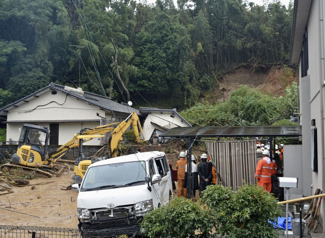 Image d'illustration pour: Torrential rains in southern Japan cause flooding, mudslides, and travel disruptions
