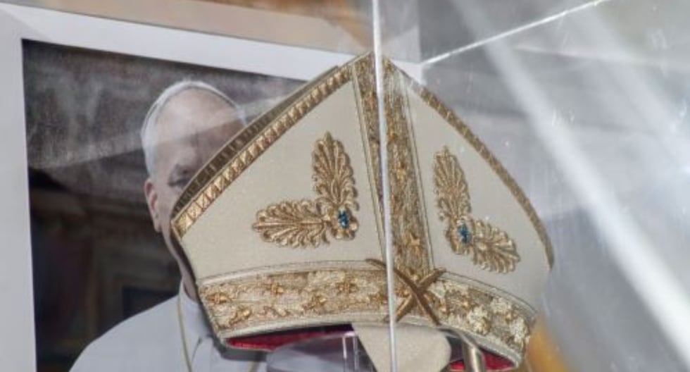 Image d'illustration pour: Papa León XIV dona mitra papal a parroquia de La Victoria en Chiclayo