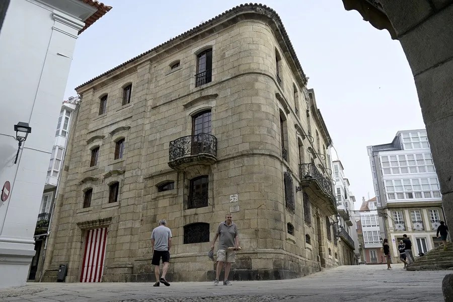 Image d'illustration pour: ¿Cómo es la Casa Cornide por dentro? Los Franco muestran un inmueble vacío con olor añejo - EFE