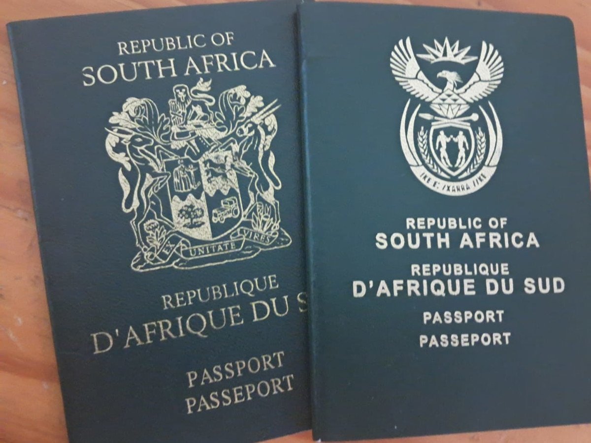 Image d'illustration pour: Home Affairs partners with 2 banks for dept's new digital model to expand access to ID, passport services