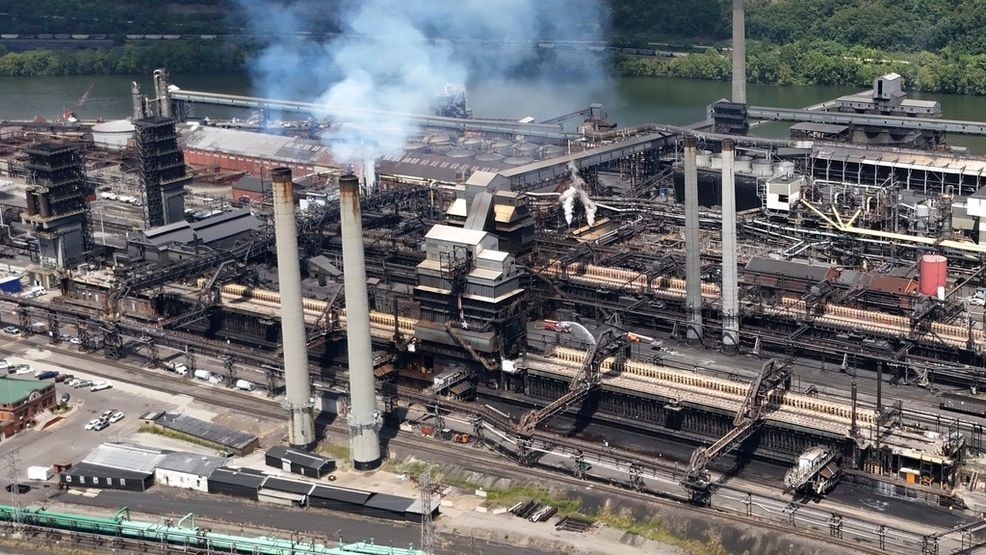 Image d'illustration pour: Investigators seek answers after deadly explosion at US Steel plant near Pittsburgh