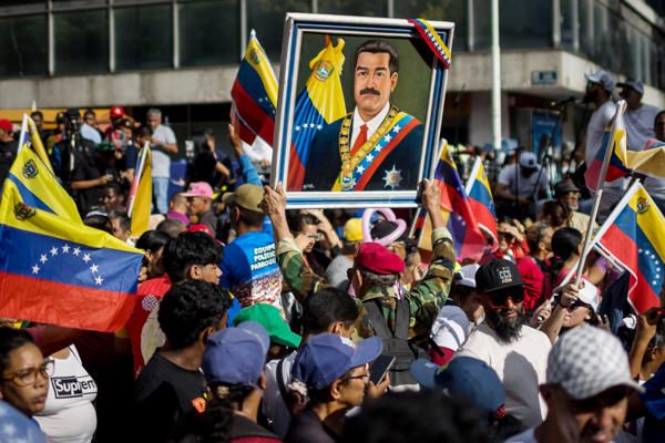 Image d'illustration pour: Chavistas marcharon en respaldo a Maduro ante "amenazas estúpidas" de EE.UU.