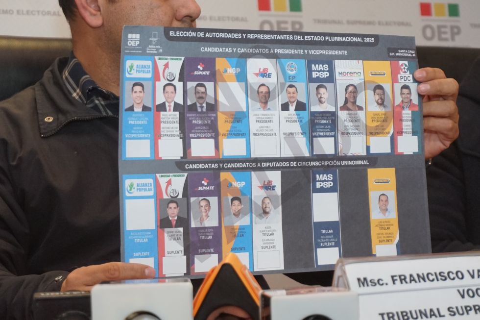 Image d'illustration pour: Dos candidatos de oposición lideran encuestas para presidenciales de Bolivia - La Voce d'Italia