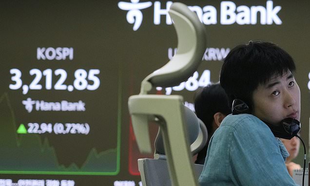 Image d'illustration pour: Asian shares charge higher after US stocks rally to records on...