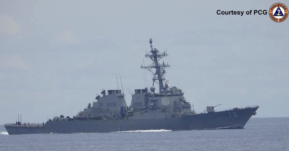 Image d'illustration pour: U.S. briefly deploys 2 warships to a disputed South China Sea shoal after Chinese collision