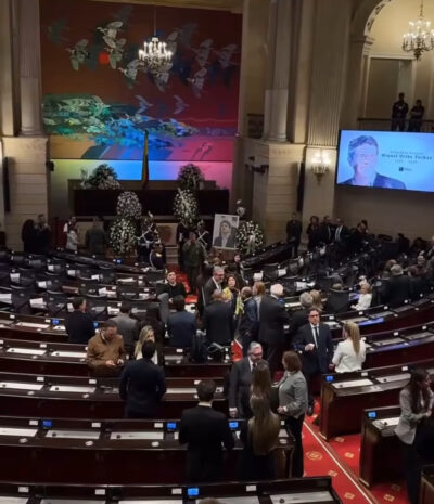 Image d'illustration pour: Funeral de Miguel Uribe Turbay, ciudadanos y dirigentes acompañan su despedida