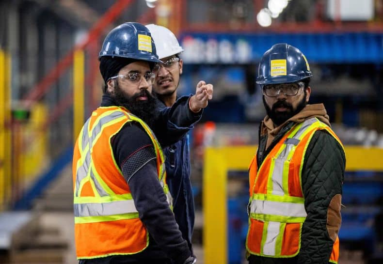 Image d'illustration pour: Good News For Indians Seeking Jobs, Residency In Canada: Ottawa's 2026 Express Entry Overhaul To Open New Pathways For Skilled, Semi-Skilled, Unskilled Workers