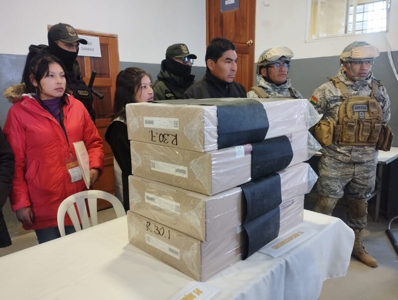 Image d'illustration pour: TED de La Paz inicia distribución de maletas electorales con monitoreo GPS y escolta militar