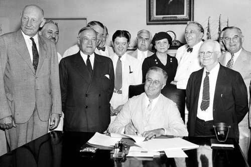 Image d'illustration pour: Social Security's 90th anniversary is marked by funding threats and privatization talk