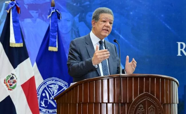 Image d'illustration pour: Leonel Fernández: IA y Educación Superior en Santiago UASD