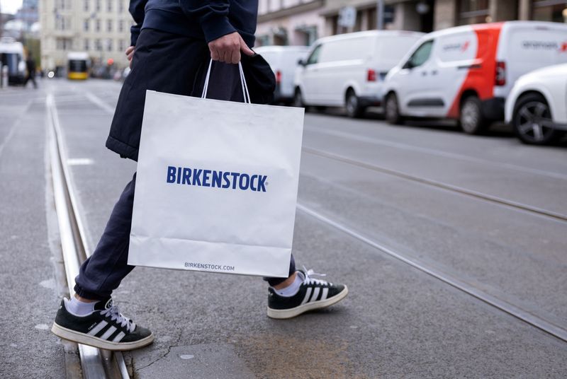 Image d'illustration pour: Well-heeled shoppers shrug off price hikes for Birkenstocks and Bugaboo strollers for now