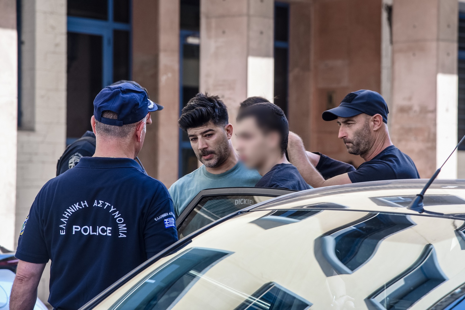 Image d'illustration pour: Εμπρηστές Πάτρα: Εξαγριωμένοι πολίτες κινήθηκαν κατά των κατηγορουμένων | Alphafreepress.gr