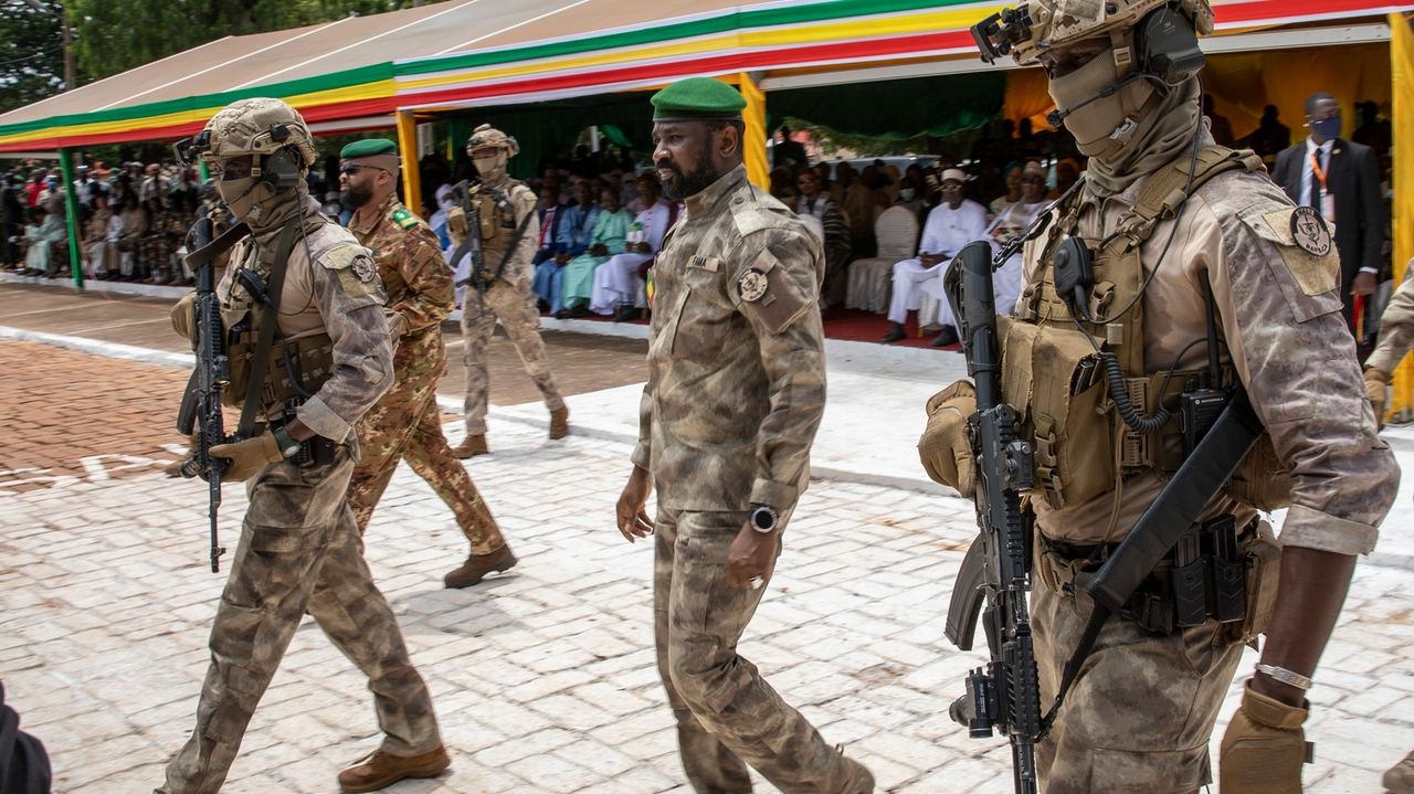Image d'illustration pour: Mali's military rulers arrest 2 generals, a suspected French agent and others in alleged coup plot