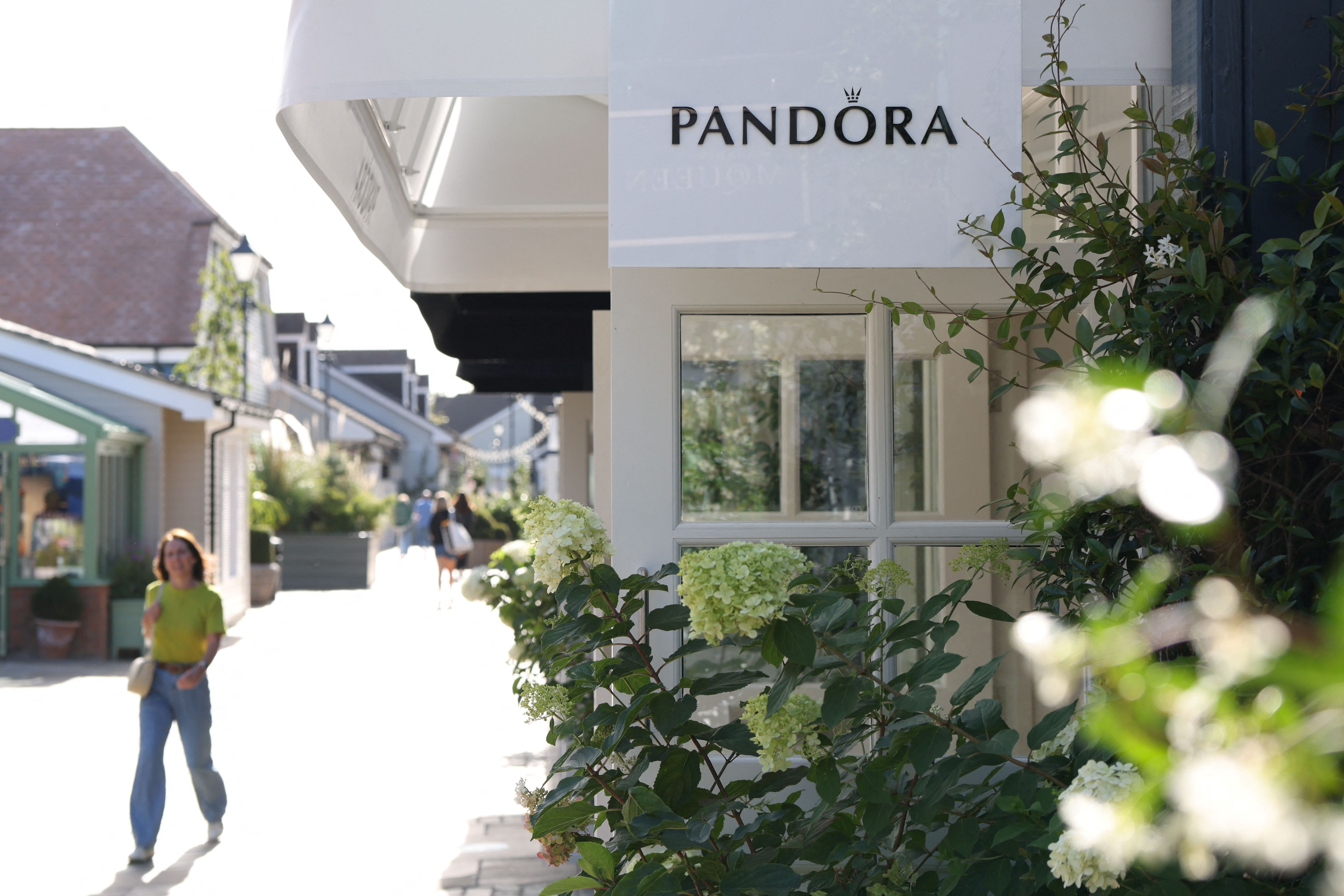 Image d'illustration pour: Pandora second quarter operating profit in line with forecast, keeps 2025 outlook