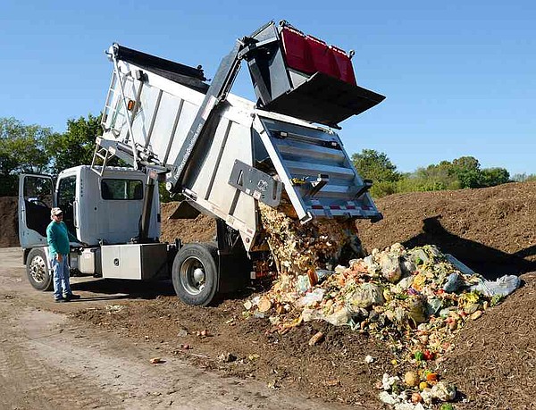 Image d'illustration pour: Fayetteville unveils keypad-activated food waste bins with hope lower contamination rates, divert trash from landfill | Northwest Arkansas Democrat-Gazette