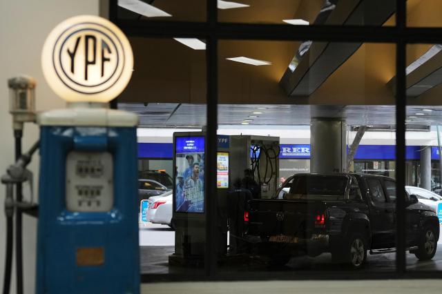 Image d'illustration pour: Alivio para Milei. Corte de apelaciones de Nueva York suspende embargo del 51% de acciones de YPF